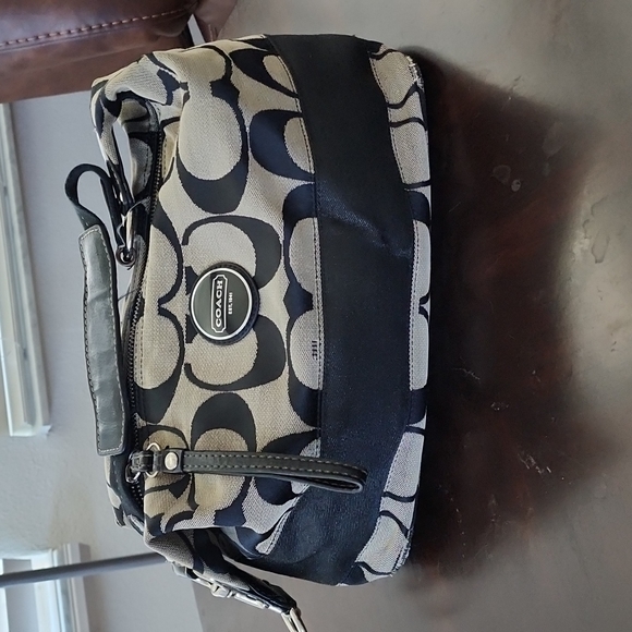 Coach Signature Hobo - Picture 2 of 8